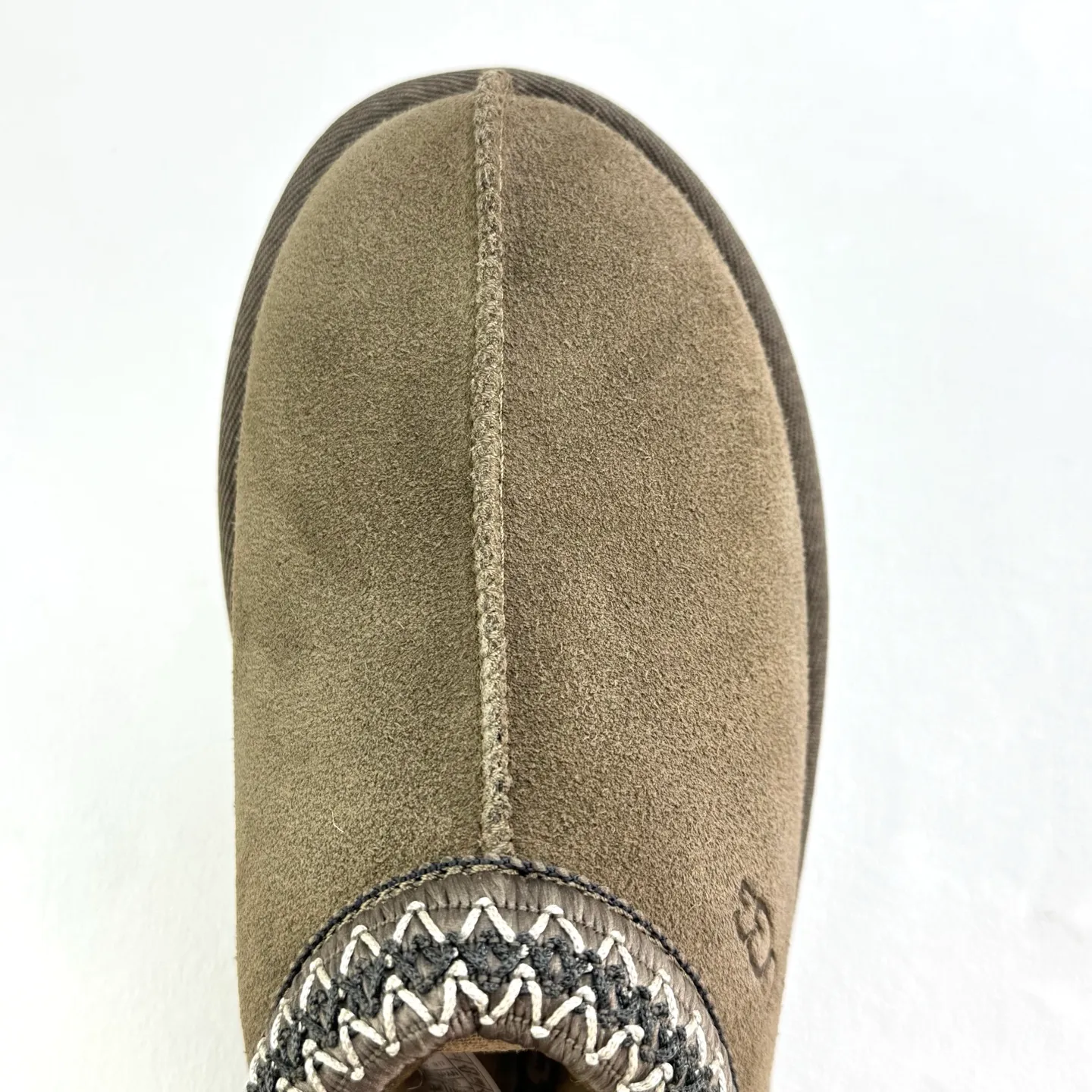 💰400 UGG Tats series thickened model Mule style toe-cap 5CM half slippers Ethnic style autumn and winter snow boots High-quality sheepskin and wool Integrated with high quality Warmth and heat sealing Made of TPU molded suede upper material Embedded with artificial curly wool plush lining and 10mm UGGPURE™ implanted wool lining and removable UGGPURE™ implanted wool insole Lightweight non-slip and comfortable rubber outsole with brand LOGO With complete packaging Official item number: 11225532722 Size: 35 36 37 38 39 40